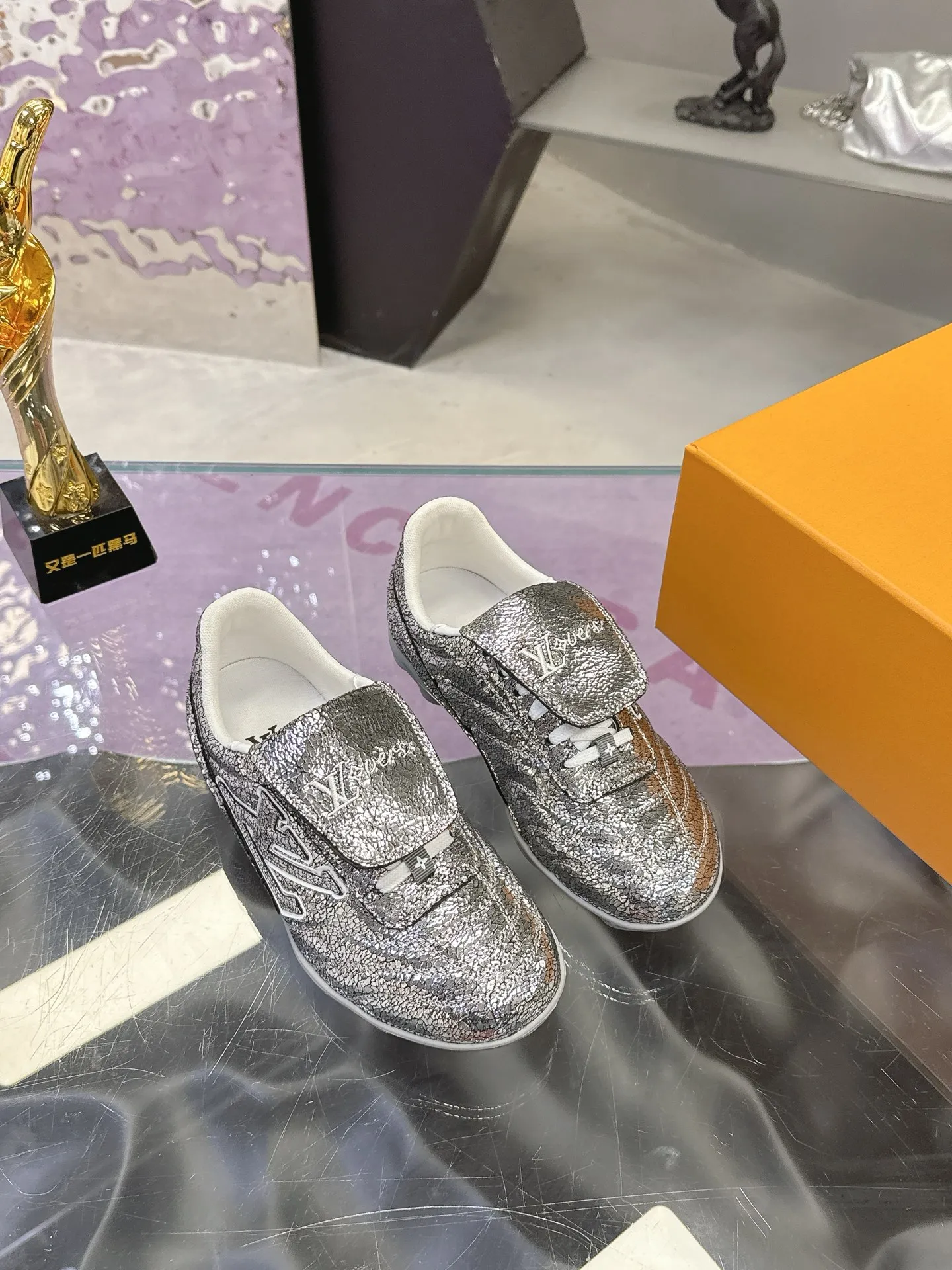 Men's shoes: 720💰 LV Louis Vuitton's latest Foot men's shoes💰print series Couple's football sneakers Original purchase, development and production This Foot men's shoes💰print Soccer sneakers are men's shoes💰pharrell Williams' first sneakers inspired by football shoes. The shoe is inspired by football that spans generations and cultures. The shoe is known for its sleek design, with the dynamic IV Initials logo on the side, the tongue embellished with the Lvers United badge inspired by the football team, and the sole pattern rubber sole decorated with multiple Louis Vuitton logos. Exquisite packaging at the delivery counter🛍📦 ▪️Material: Original imported top-layer cracked cowhide ▪️Inner: Original custom-made soft sheepskin lining ▪️Sole: original molded two-color T men's shoes 💰pU combination sole ▪️Sole thickness: 3.5CM ▪️Size: women's 35-41 / men's 39-45